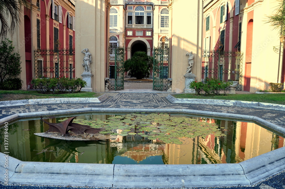 Adelspalast Palazzo Reale in Genua mit Wasserbassin im Innenhof Stock