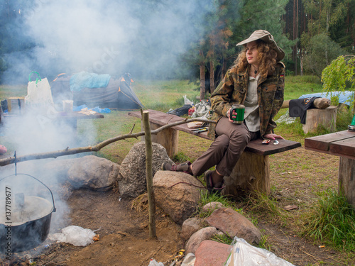 Fotografia Young woman by the fire