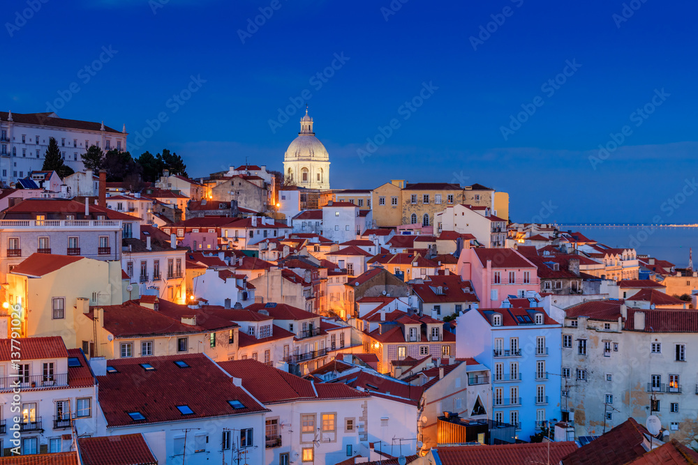 Fototapeta premium Vista de Alfama anoitecer em Lisboa