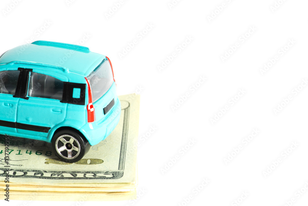 Ein Auto und Geld in Form von Dollar Geldscheinen