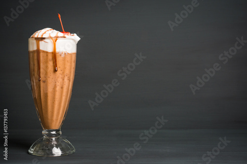 Photo Chocolate smoothie with bananas on the dark wooden background