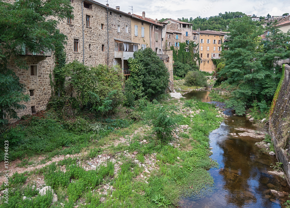 Obraz premium River along the old town Largentiere