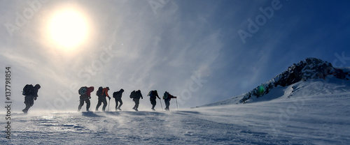 Photographie kış yürüyüş grubu & dağların zirvesinde yürümek