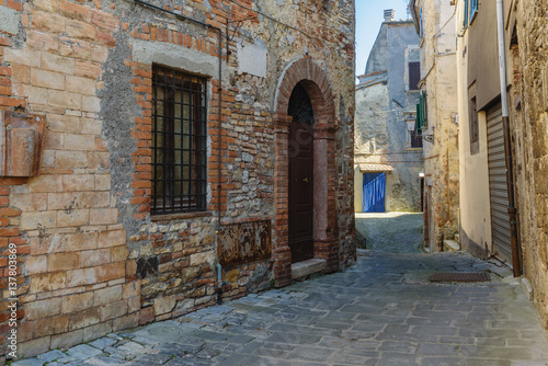 Fototapeta Naklejka Na Ścianę i Meble -  Hidden alley somewhere in the Tuscan town of San Casciano dei Bagni.