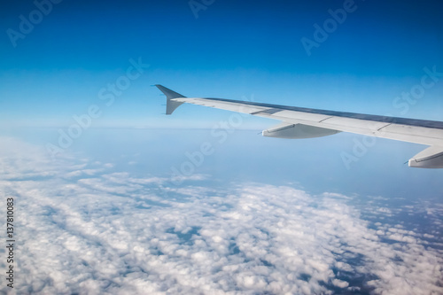 aile d'avion dans le ciel photo