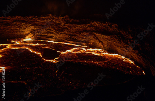 Panorama krateru wulkanu Erta Ale, topniejąca lawa, depresja Danakil, Etiopia