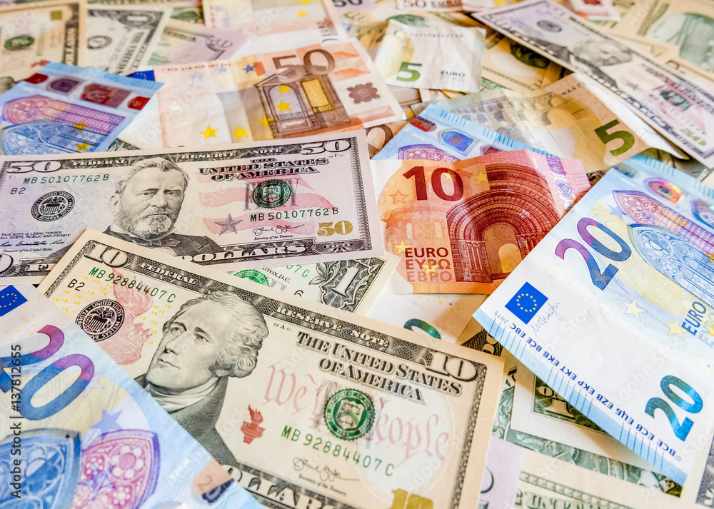 Obraz premium Close-Up of american US dollars and euros