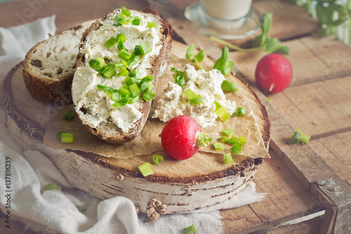 Bread with cream cheese, radish and chives