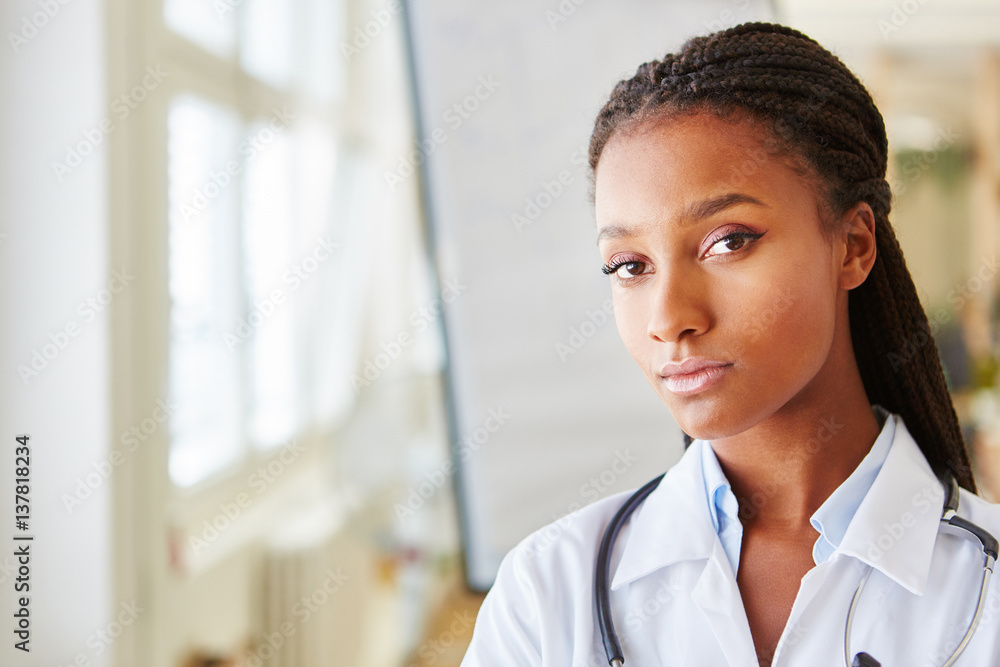 Junge afrikanische Frau im Medizinstudium Junge afrikanische Frau im Medizinstudium