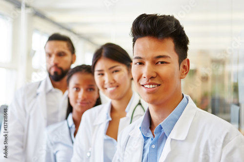 Asiatischer Assistenzarzt im Ärzteteam