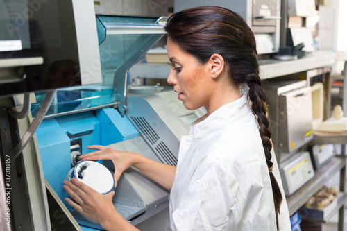 Fotografi Dental technician puts ceramics implant in milling machine