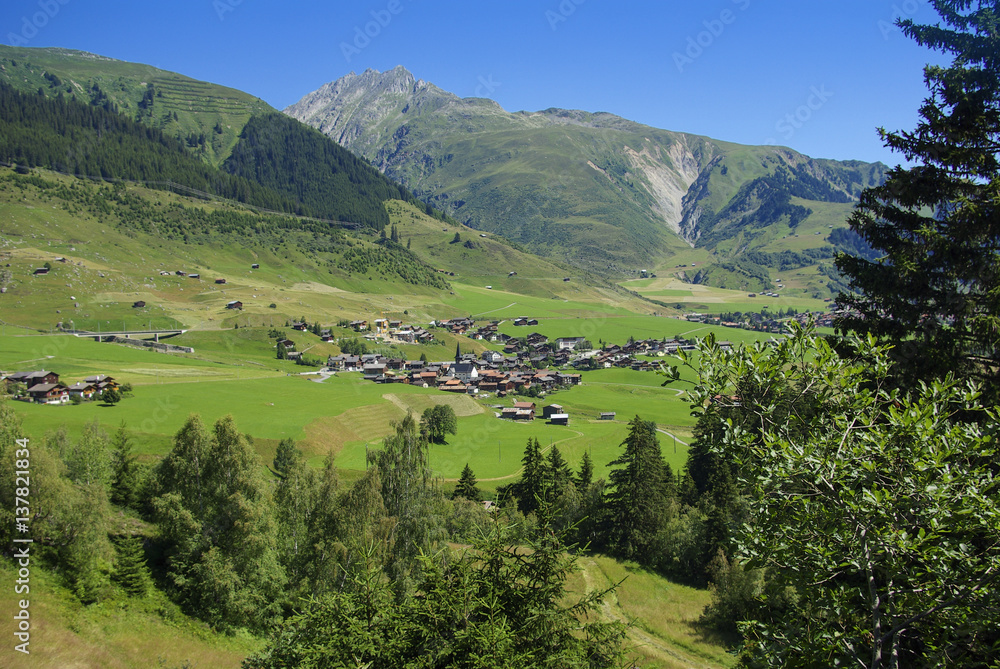 Obraz premium Schweiz - Bergdorf zwischen Disentis und Oberalppass