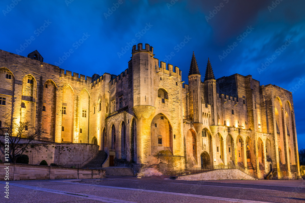 Le Palais des Papes à Avignon la nuit, dans le Vaucluse en Provence, France