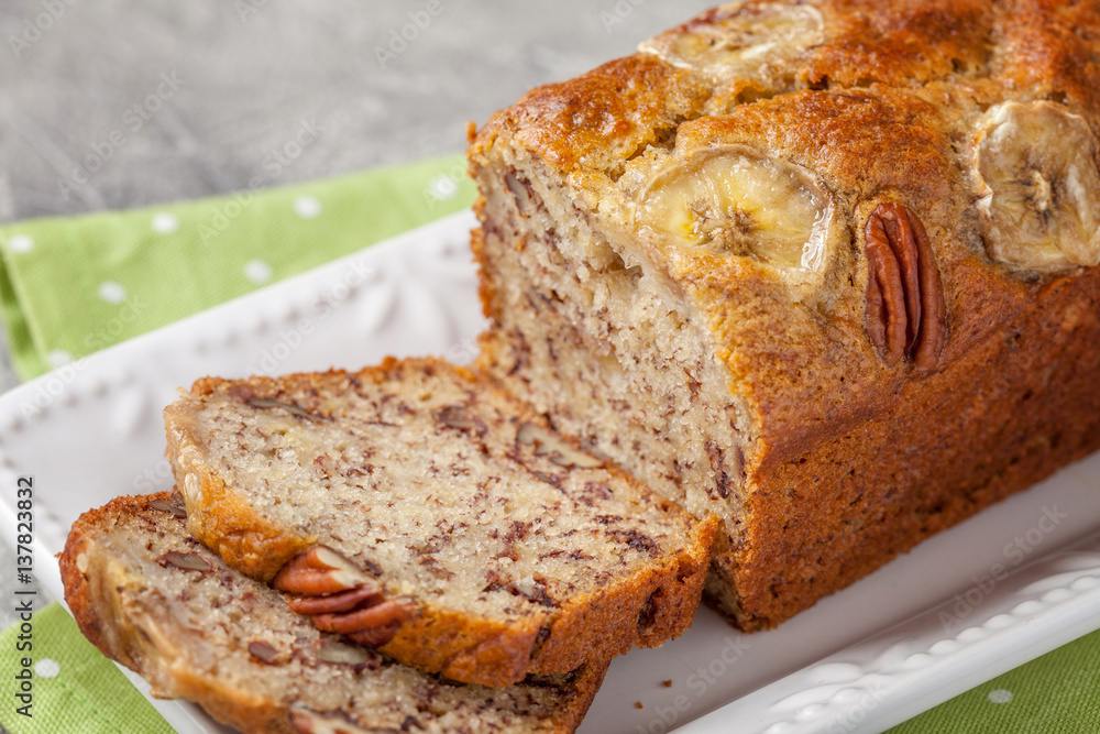 Obraz premium Sliced banana bread with a pecan