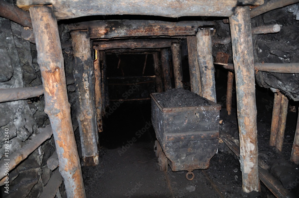 Galerie de mine reconstituée sur le site minier d'arenberg dans les hauts-de-France