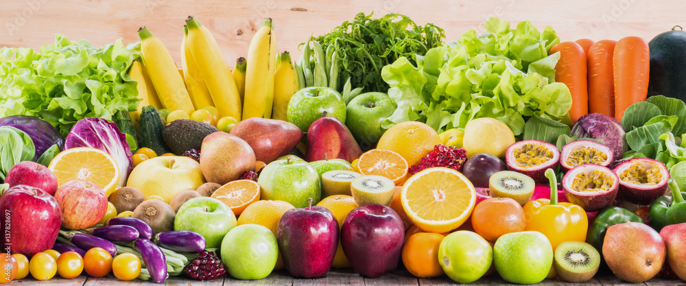 Fototapeta Różne świeże owoce i warzywa do zdrowego odżywiania