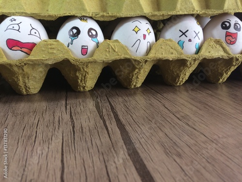 ahşap zemindeki koli içinde duygusal yumurtalar photo