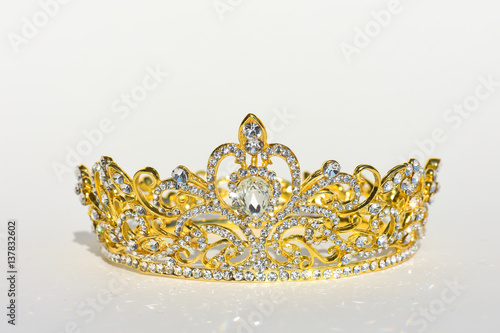 Königliches Diadem Tiara auf hellem Hintergrund im Sonnenlicht Hochzeit Adel Märchen oder Prinzessin