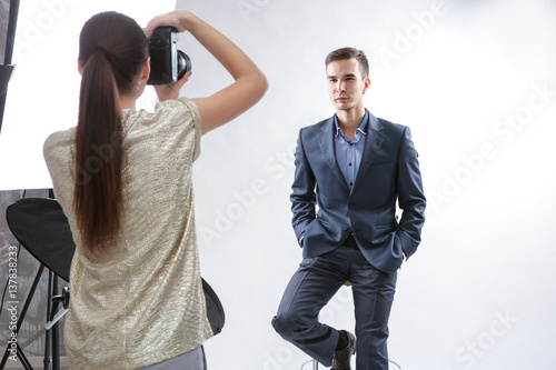 Photographer working with m...