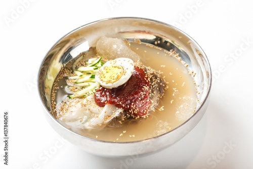 Tableau sur toile mul naengmyeon. korean style cold noodles