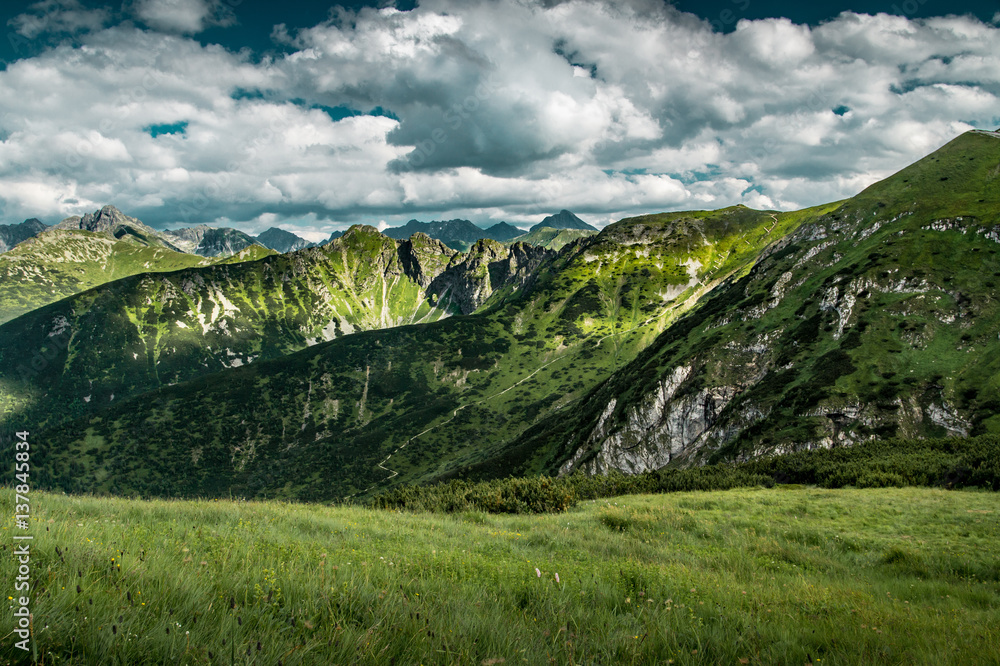 Obraz premium Peaks of Tatra Mountains seen from polish side