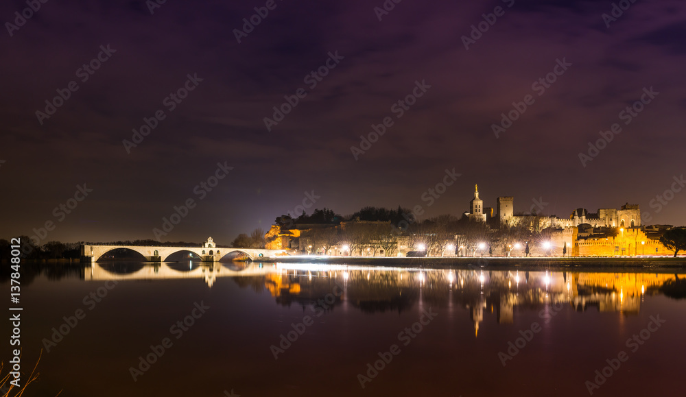 Pont Saint-Bénézet et Palais des Papes à Avignon la nuit dans le Vaucluse, Provence, France