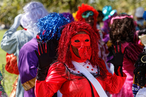 Masque rouge pour la parade du littoral à Kourou en Guyane française