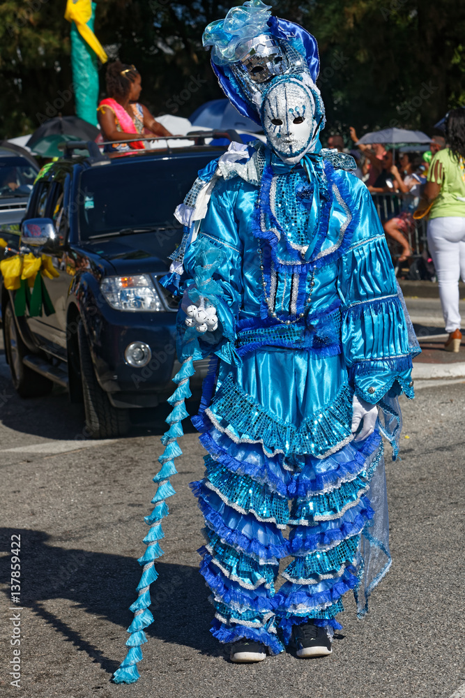 Tout en bleu pour la parade du littoral à Kourou en Guyane française