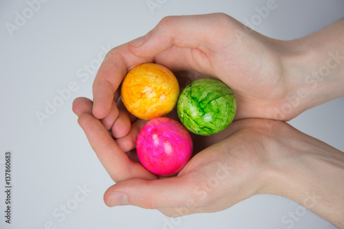 Wallpaper Mural Bunte Ostereier in der Hand auf neutralem Hintergrund Torontodigital.ca