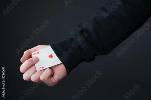 Wallpaper Mural Mann hält ein Ass im Ärmel versteckt  Torontodigital.ca