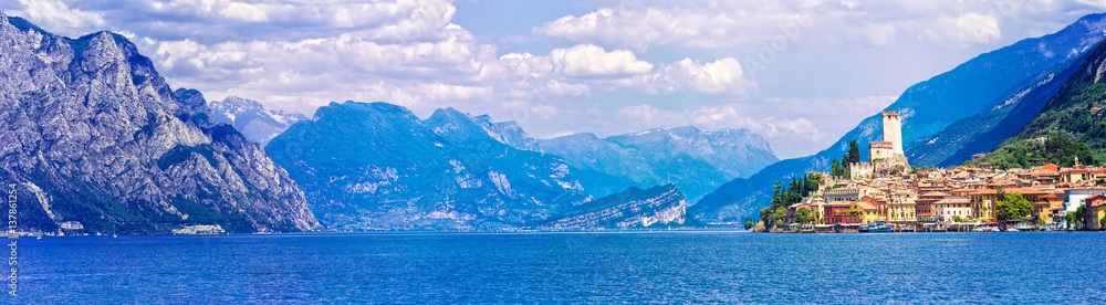 Fotografia Beautiful scenery of Lago di Garda with view of Malcesine town  su EuroPosters.it