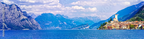 Canvas Print Beautiful scenery of Lago di Garda with view of Malcesine town