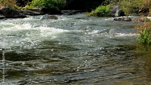 Ein ruhig fließender Fluss 