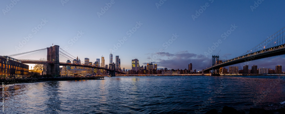 Fototapeta premium Panoramic view of Manhattan and Brooklyn Bridge at sunset - New York, USA