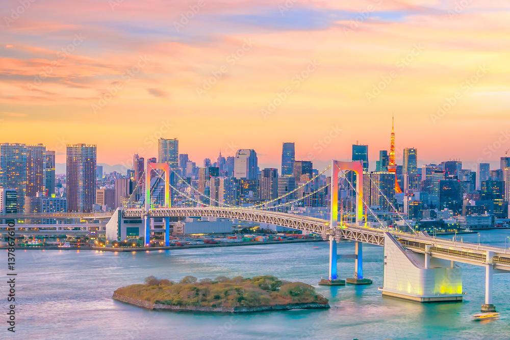 Fototapeta premium Tokyo skyline with Tokyo tower and rainbow bridge