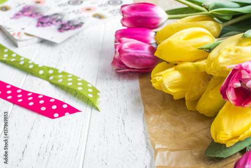Fototapeta Naklejka Na Ścianę i Meble -  flowers spring tulips on wooden background