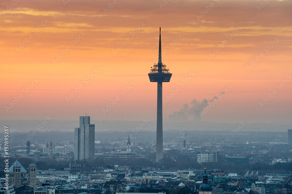 Naklejka premium Fernsehturm Köln bei Sonnenuntergang