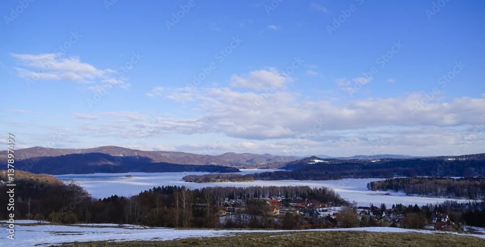 Bieszczady widok na Jezioro Solińskie z Polańczyka .