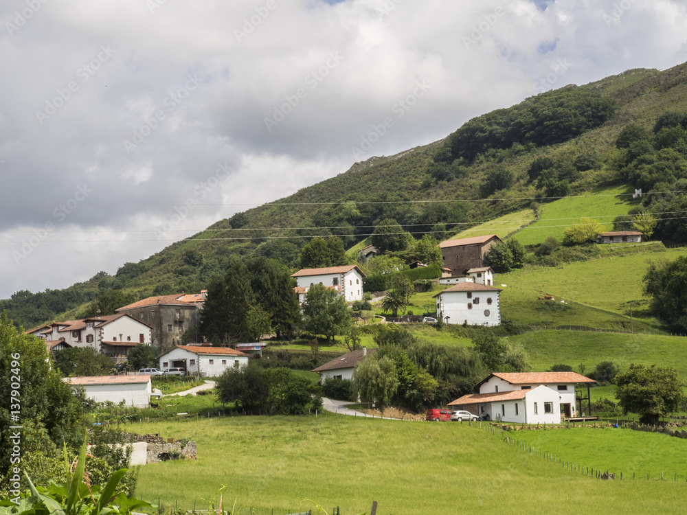 Obraz premium Caseríos en Zugarramurdi, Navarra, España