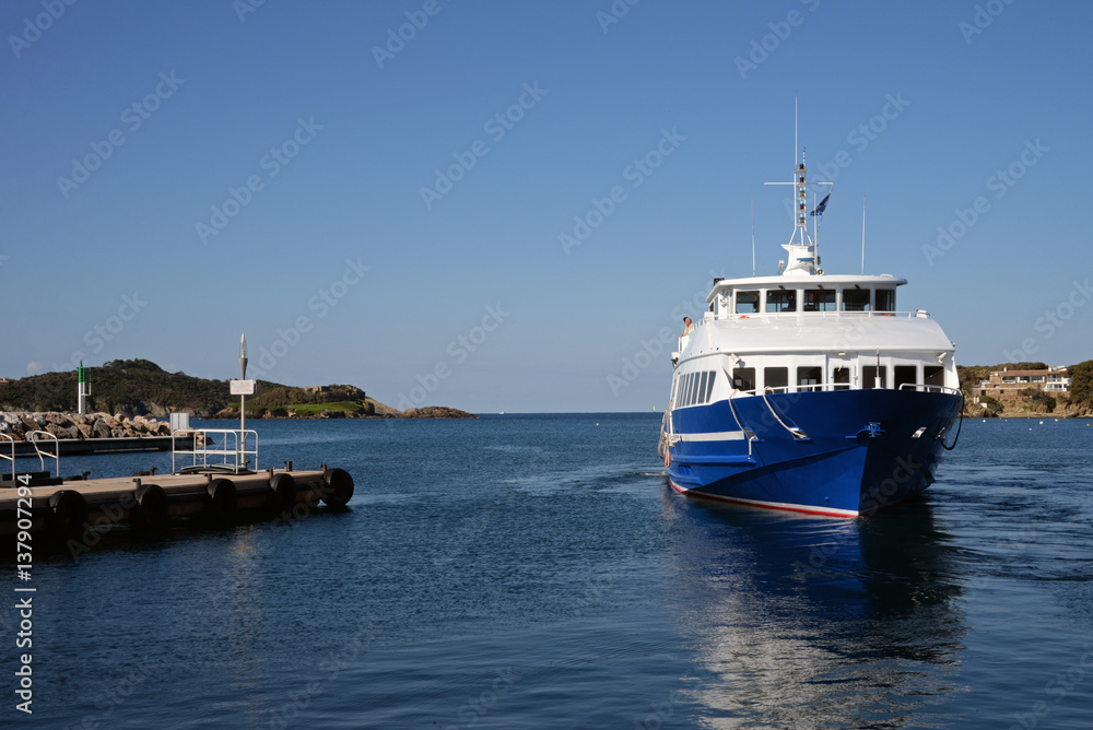 Personenfähre im Hafen Tour Fondue nach Porquerolles