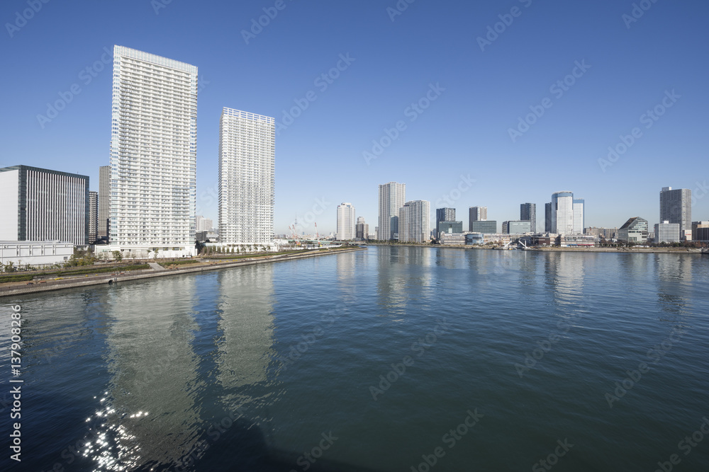 東京晴海運河と臨海部の街並み