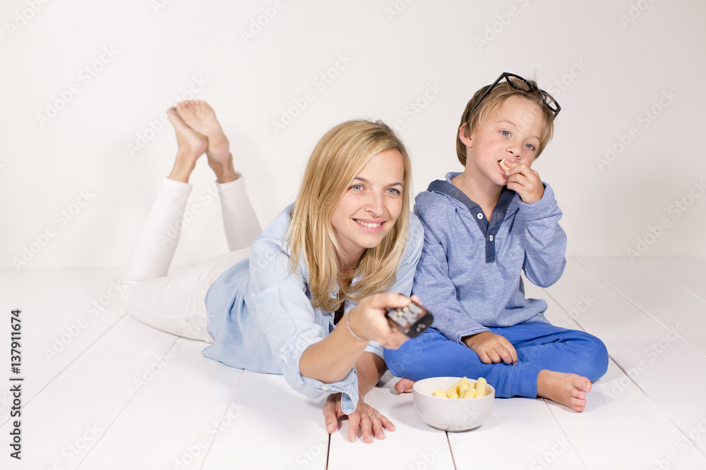 Obraz premium Mutter und Kind sehen fern