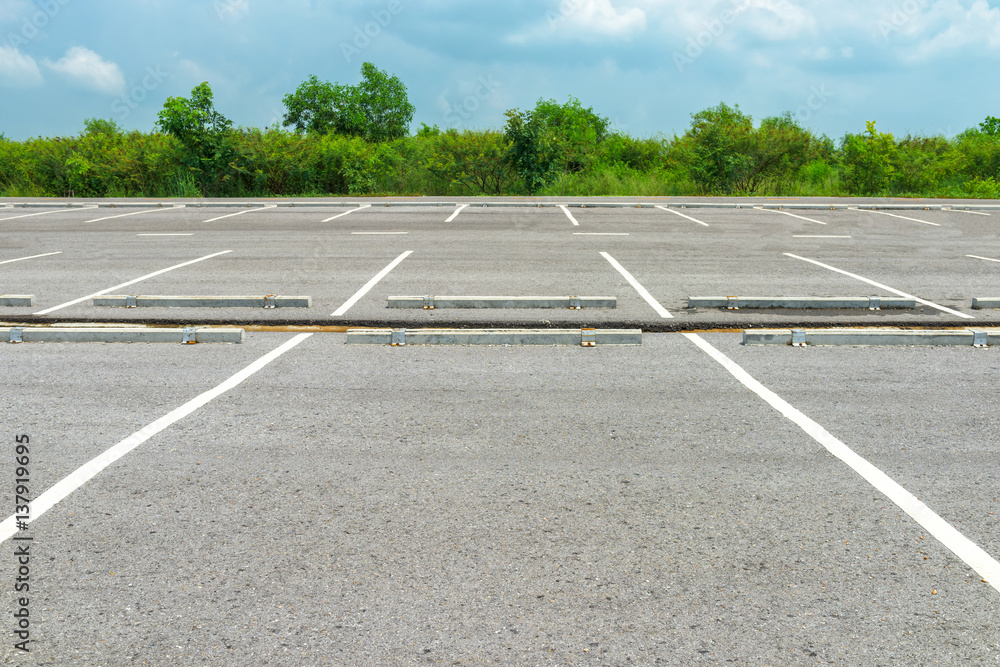Obraz premium Empty parking lot on blue sky background