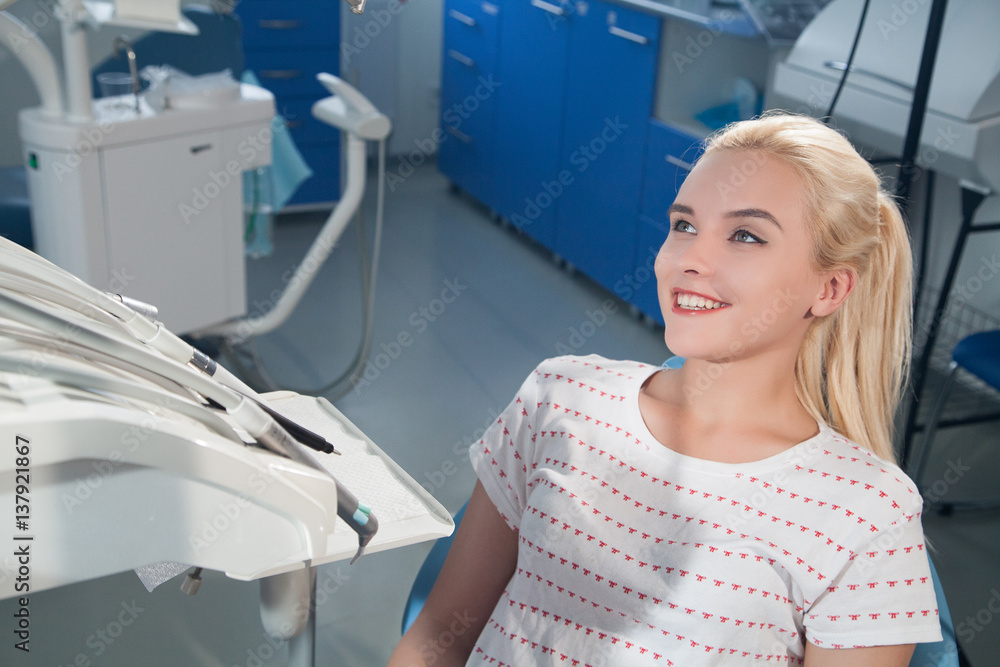 Obraz premium blonde girl smiling in a dentist's office