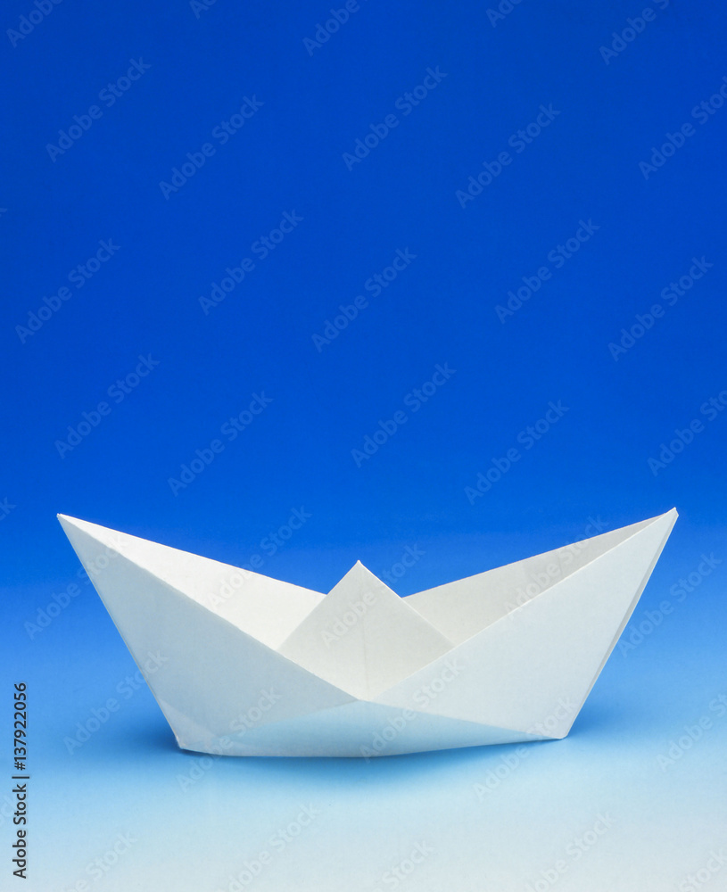 Obraz premium Boat made of pleated paper