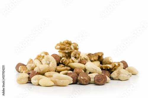 Verschiedene Nüsse auf weiße Hintergrund.
