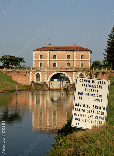 Fotografia Building bridge reflected on the River Brenta, Venice, Italy