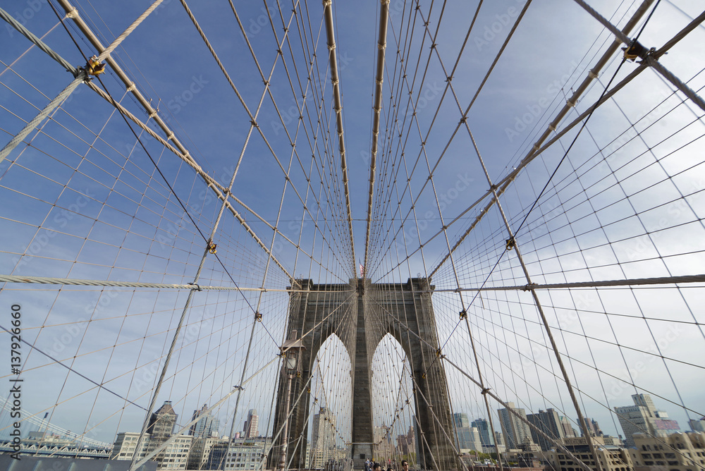 Fototapeta premium Doskonała geometria sieci kablowej Brooklyn Bridge z widokiem na Manhattan