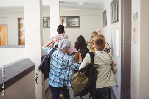 Fotografi Group of classmate running in corridor