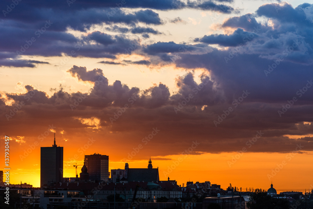 Naklejka premium Sunset over city